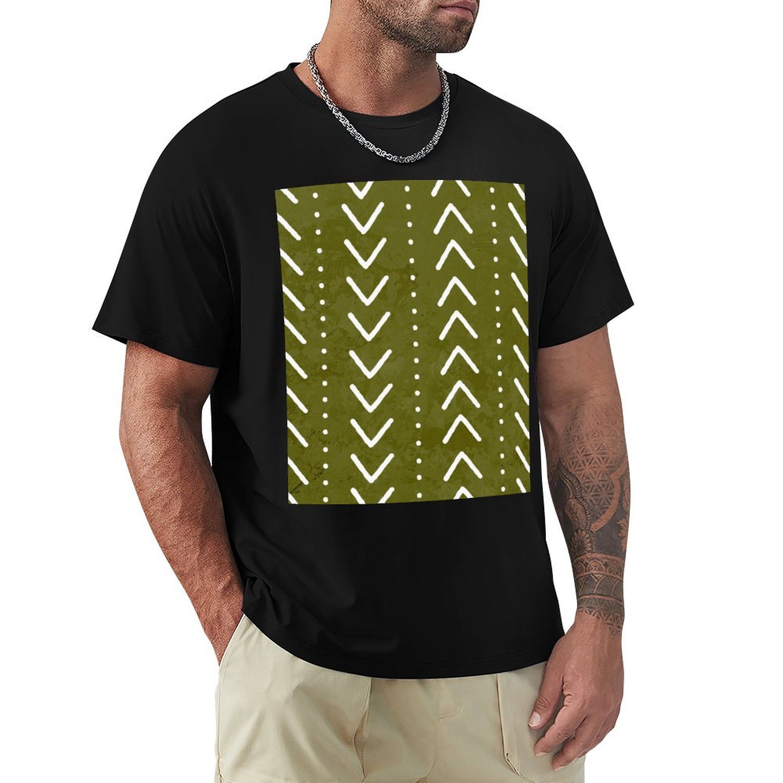 Mudcloth Print Top - Olijfgroen T-shirt met modderdoek-patroon en pijlen,